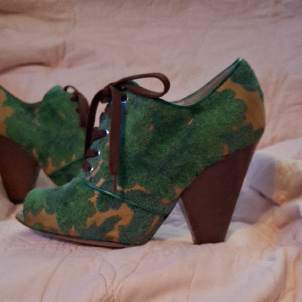 Dolce & Gabbana Green and Tan Lace-Up Heels - Picture 11 of 16